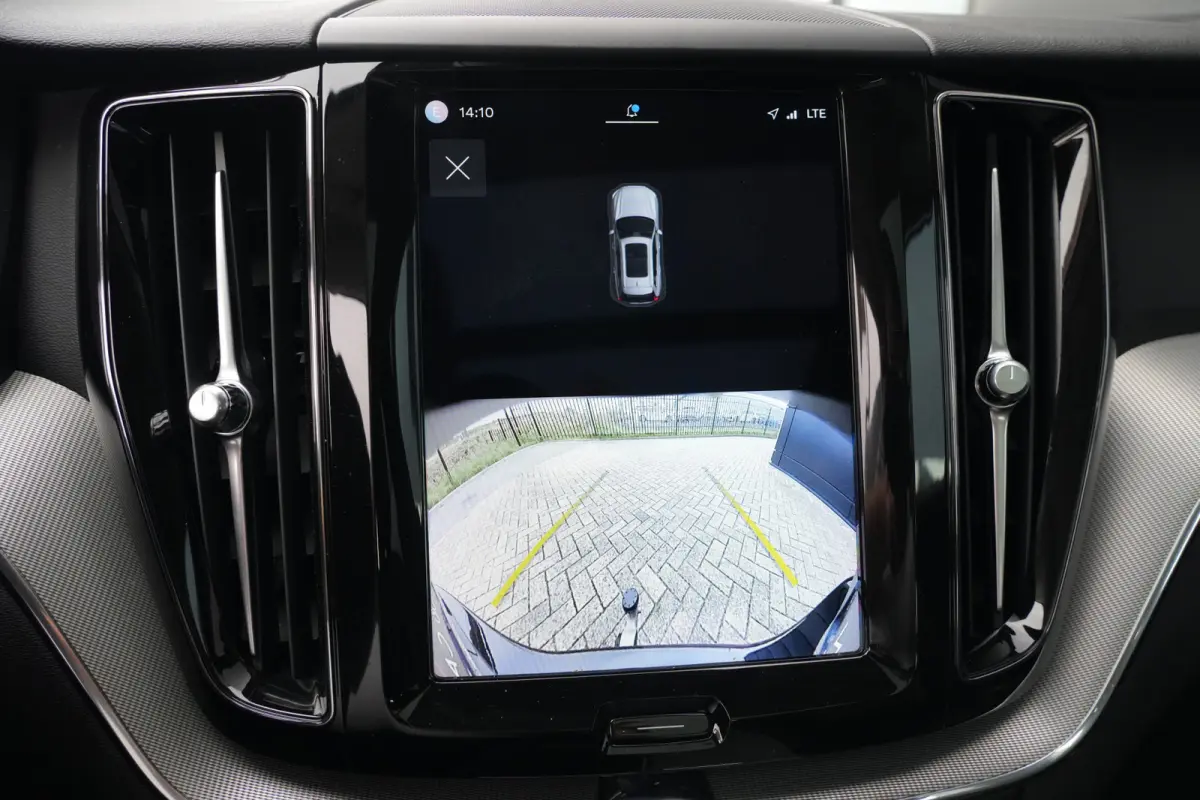 2.0 T6 Plug-in hybrid AWD Plus Dark | 350 PK | Panoramadak | Leder | Trekhaak | Volvo XC60 2.0 T6 Plug-in Hybrid AWD Plus Dark met 2.0 viercilinder plug-in hybride aandrijflijn en 350 PK, vo