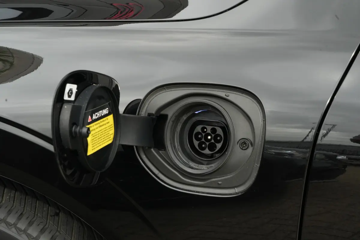 2.0 T6 Plug-in hybrid AWD Plus Dark | 350 PK | Panoramadak | Leder | Trekhaak | Volvo XC60 2.0 T6 Plug-in Hybrid AWD Plus Dark met 2.0 viercilinder plug-in hybride aandrijflijn en 350 PK, vo