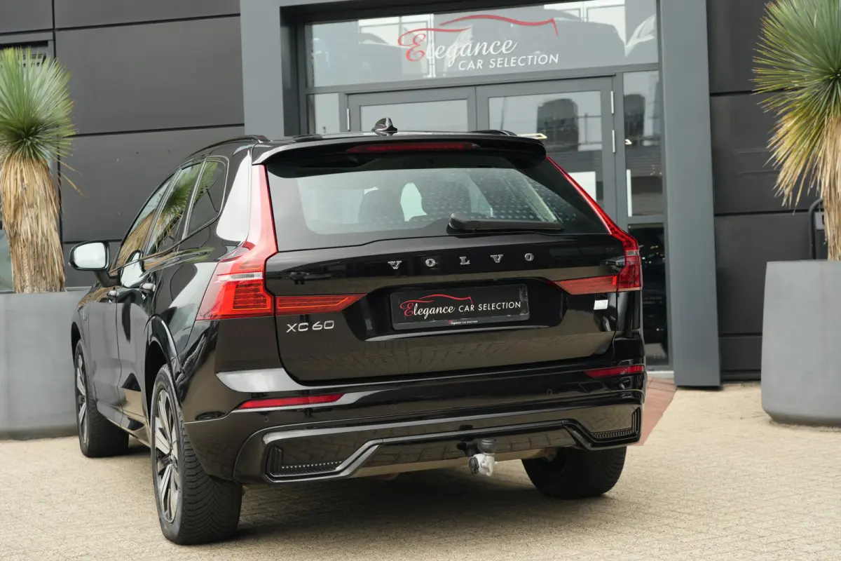 2.0 T6 Plug-in hybrid AWD Plus Dark | 350 PK | Panoramadak | Leder | Trekhaak | Volvo XC60 2.0 T6 Plug-in Hybrid AWD Plus Dark met 2.0 viercilinder plug-in hybride aandrijflijn en 350 PK, vo