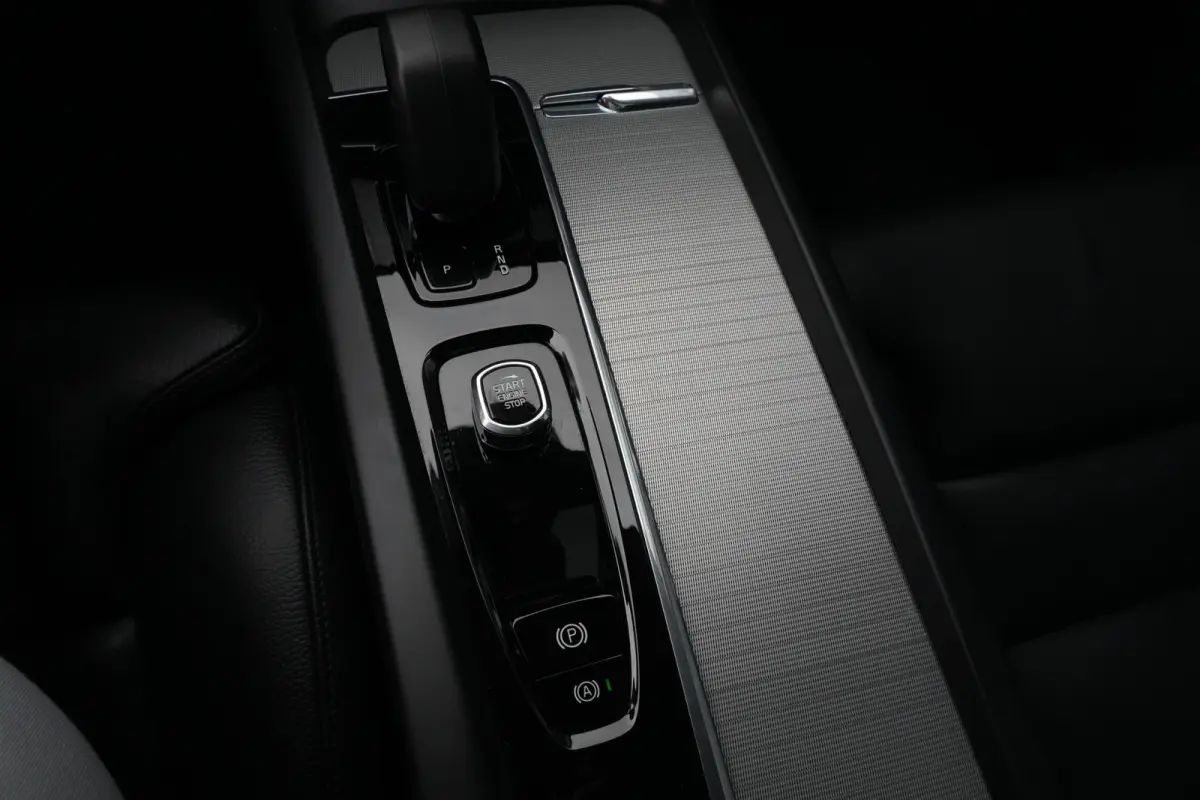 2.0 T6 Plug-in hybrid AWD Plus Dark | 350 PK | Panoramadak | Leder | Trekhaak | Volvo XC60 2.0 T6 Plug-in Hybrid AWD Plus Dark met 2.0 viercilinder plug-in hybride aandrijflijn en 350 PK, vo