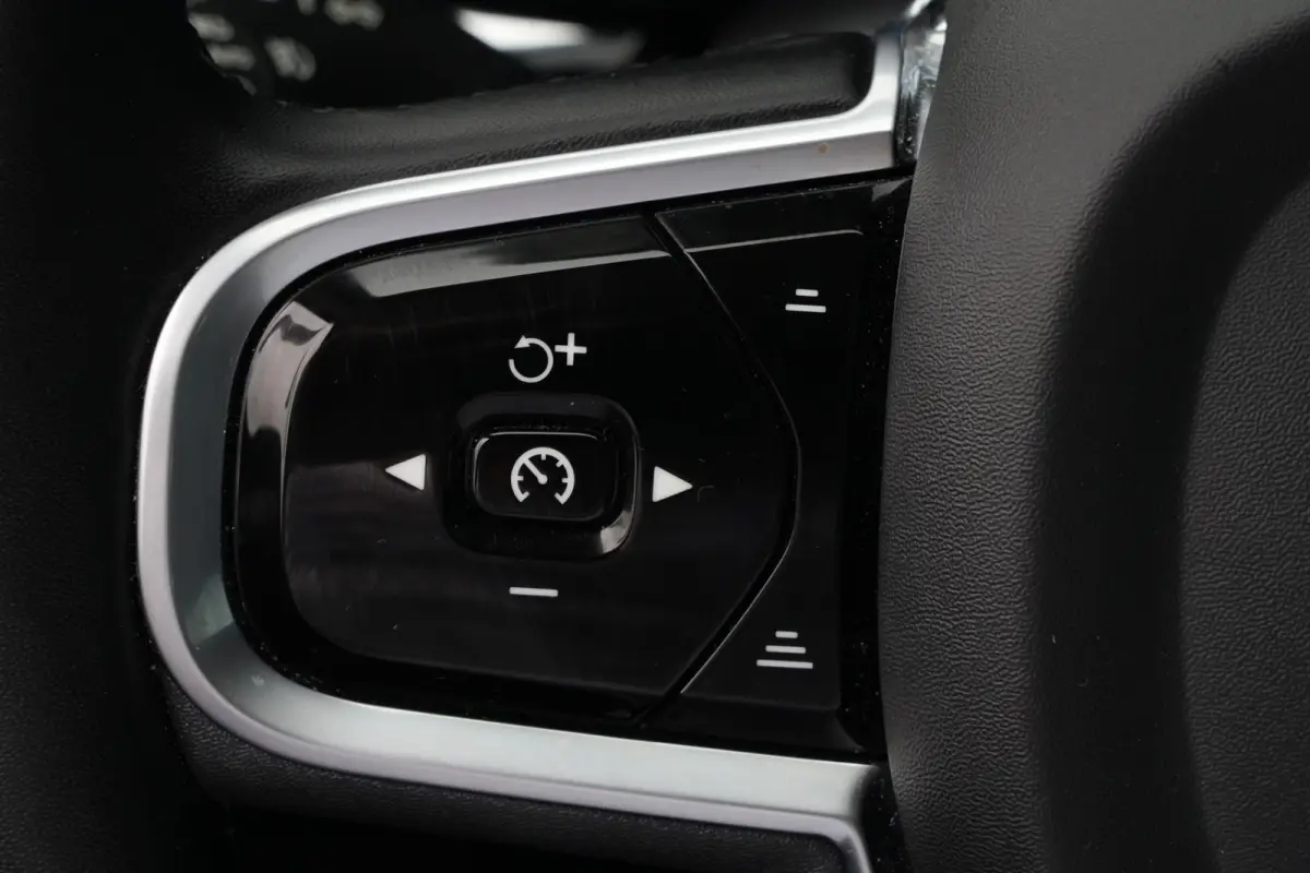 2.0 T6 Plug-in hybrid AWD Plus Dark | 350 PK | Panoramadak | Leder | Trekhaak | Volvo XC60 2.0 T6 Plug-in Hybrid AWD Plus Dark met 2.0 viercilinder plug-in hybride aandrijflijn en 350 PK, vo