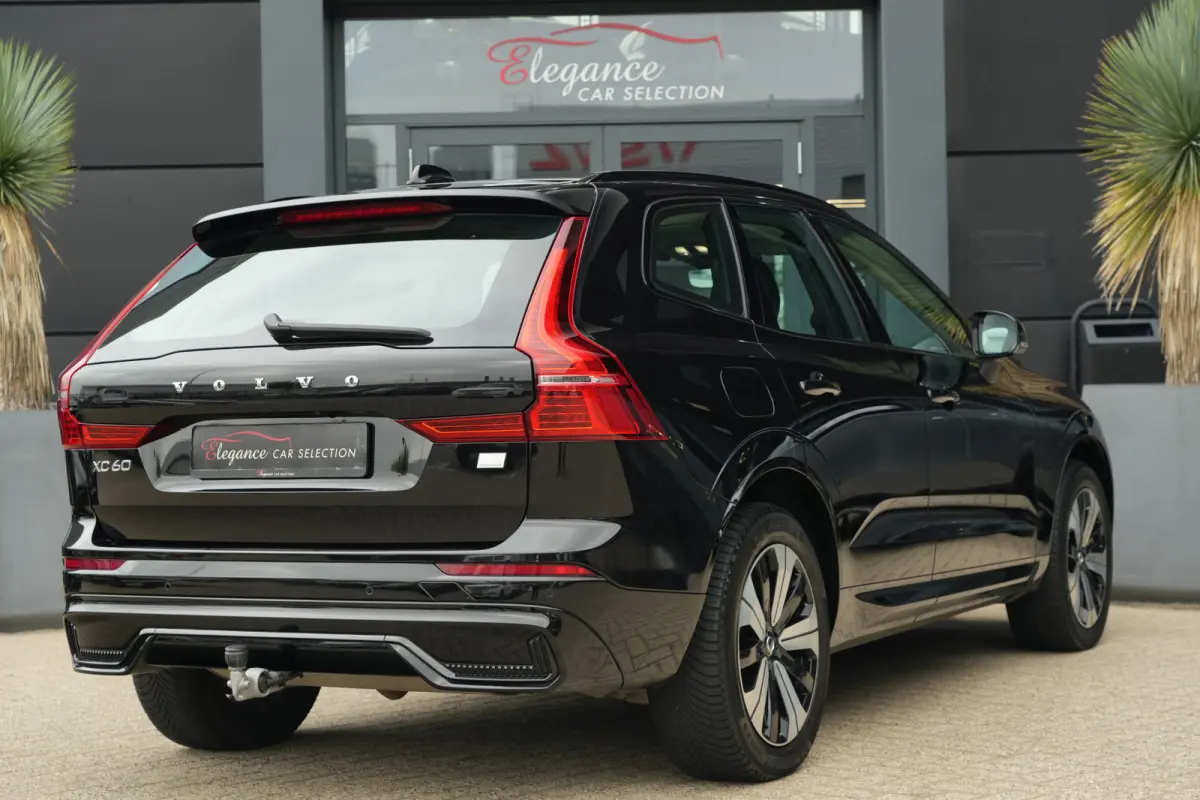2.0 T6 Plug-in hybrid AWD Plus Dark | 350 PK | Panoramadak | Leder | Trekhaak | Volvo XC60 2.0 T6 Plug-in Hybrid AWD Plus Dark met 2.0 viercilinder plug-in hybride aandrijflijn en 350 PK, vo
