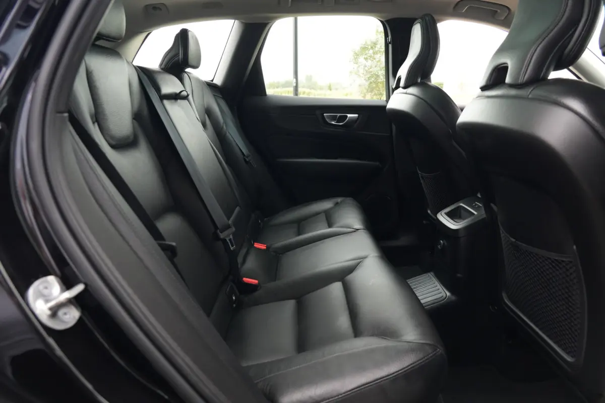 2.0 T6 Plug-in hybrid AWD Plus Dark | 350 PK | Panoramadak | Leder | Trekhaak | Volvo XC60 2.0 T6 Plug-in Hybrid AWD Plus Dark met 2.0 viercilinder plug-in hybride aandrijflijn en 350 PK, vo