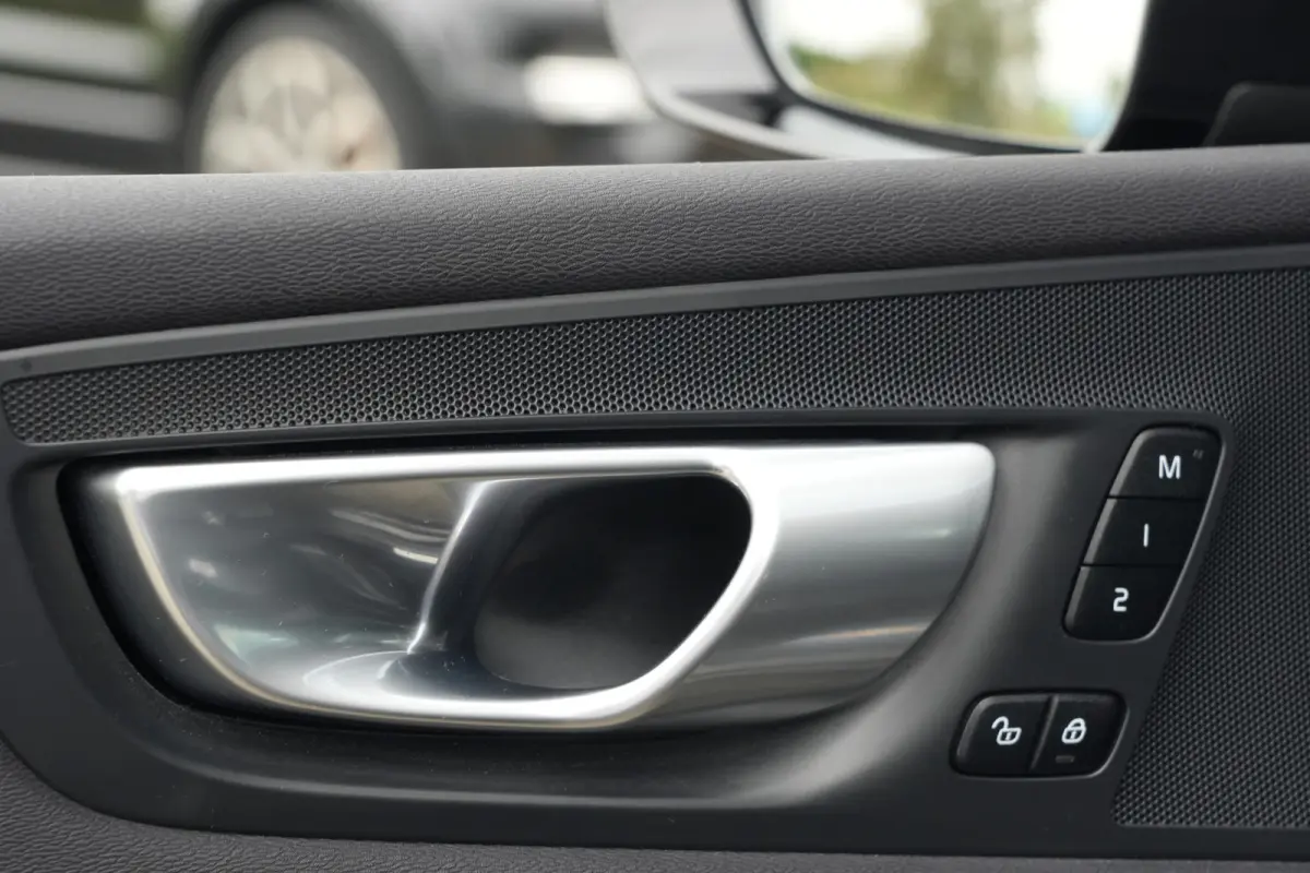 2.0 T6 Plug-in hybrid AWD Plus Dark | 350 PK | Panoramadak | Leder | Trekhaak | Volvo XC60 2.0 T6 Plug-in Hybrid AWD Plus Dark met 2.0 viercilinder plug-in hybride aandrijflijn en 350 PK, vo