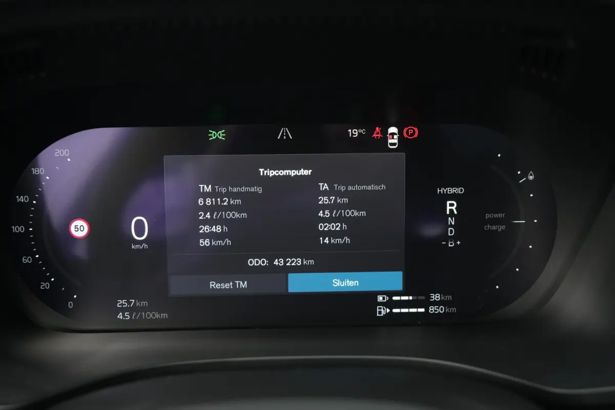 2.0 T6 Plug-in hybrid AWD Plus Dark | 350 PK | Panoramadak | Leder | Trekhaak | Volvo XC60 2.0 T6 Plug-in Hybrid AWD Plus Dark met 2.0 viercilinder plug-in hybride aandrijflijn en 350 PK, vo