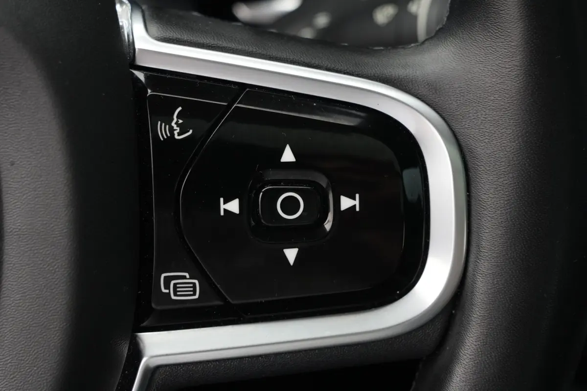 2.0 T6 Plug-in hybrid AWD Plus Dark | 350 PK | Panoramadak | Leder | Trekhaak | Volvo XC60 2.0 T6 Plug-in Hybrid AWD Plus Dark met 2.0 viercilinder plug-in hybride aandrijflijn en 350 PK, vo
