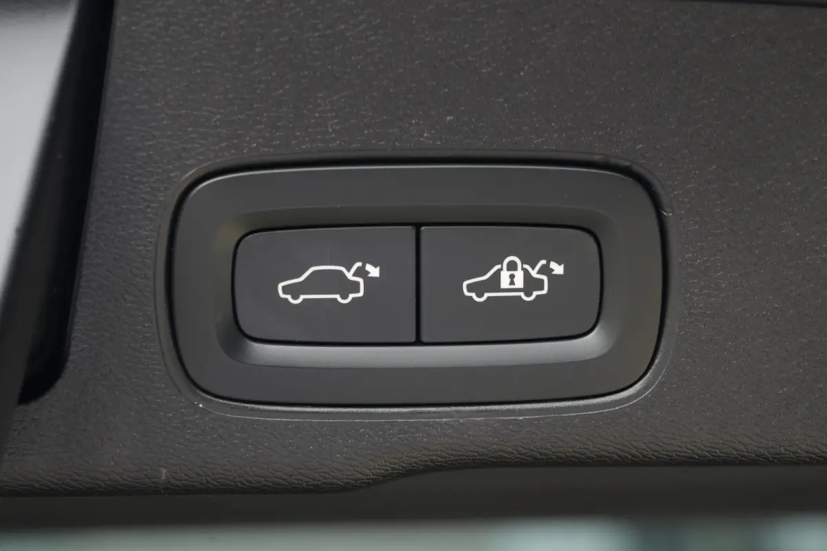 2.0 T6 Plug-in hybrid AWD Plus Dark | 350 PK | Panoramadak | Leder | Trekhaak | Volvo XC60 2.0 T6 Plug-in Hybrid AWD Plus Dark met 2.0 viercilinder plug-in hybride aandrijflijn en 350 PK, vo