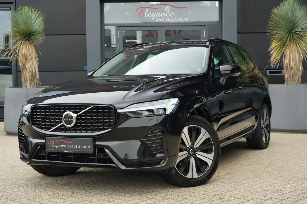 2.0 T6 Plug-in hybrid AWD Plus Dark | 350 PK | Panoramadak | Leder | Trekhaak | Volvo XC60 2.0 T6 Plug-in Hybrid AWD Plus Dark met 2.0 viercilinder plug-in hybride aandrijflijn en 350 PK, vo