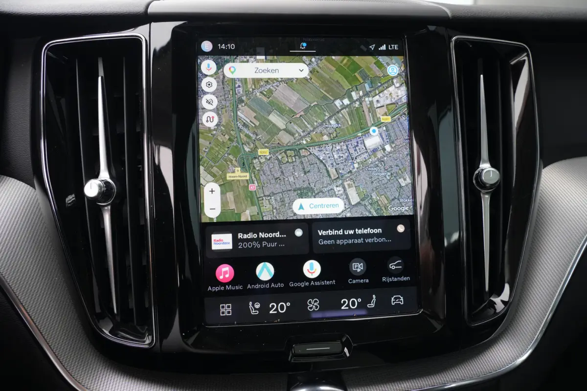 2.0 T6 Plug-in hybrid AWD Plus Dark | 350 PK | Panoramadak | Leder | Trekhaak | Volvo XC60 2.0 T6 Plug-in Hybrid AWD Plus Dark met 2.0 viercilinder plug-in hybride aandrijflijn en 350 PK, vo