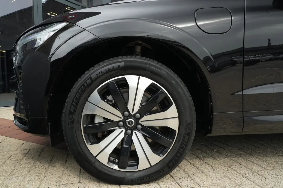 2.0 T6 Plug-in hybrid AWD Plus Dark | 350 PK | Panoramadak | Leder | Trekhaak | Volvo XC60 2.0 T6 Plug-in Hybrid AWD Plus Dark met 2.0 viercilinder plug-in hybride aandrijflijn en 350 PK, vo