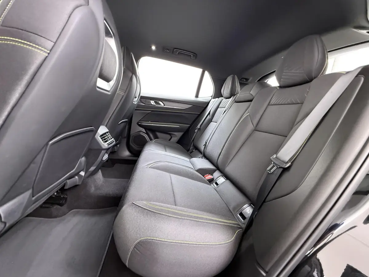 1.5 Core VAN: € 36.900- VOOR: € 33.330,- UW HERFSTVOORDEEL: € 3.570,-  | NIEUW MODEL! | FABRIEKSGARANTIE T/M 2030! | CAMERA| STOELVERWARMING| APPLE CARPLAY| ADAPTIVE CRUISE CONTROL|