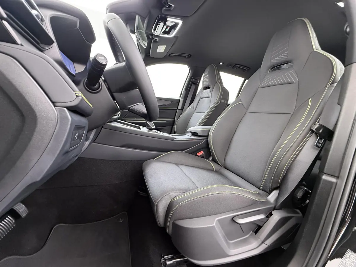 1.5 Core VAN: € 36.900- VOOR: € 33.330,- UW HERFSTVOORDEEL: € 3.570,-  | NIEUW MODEL! | FABRIEKSGARANTIE T/M 2030! | CAMERA| STOELVERWARMING| APPLE CARPLAY| ADAPTIVE CRUISE CONTROL|