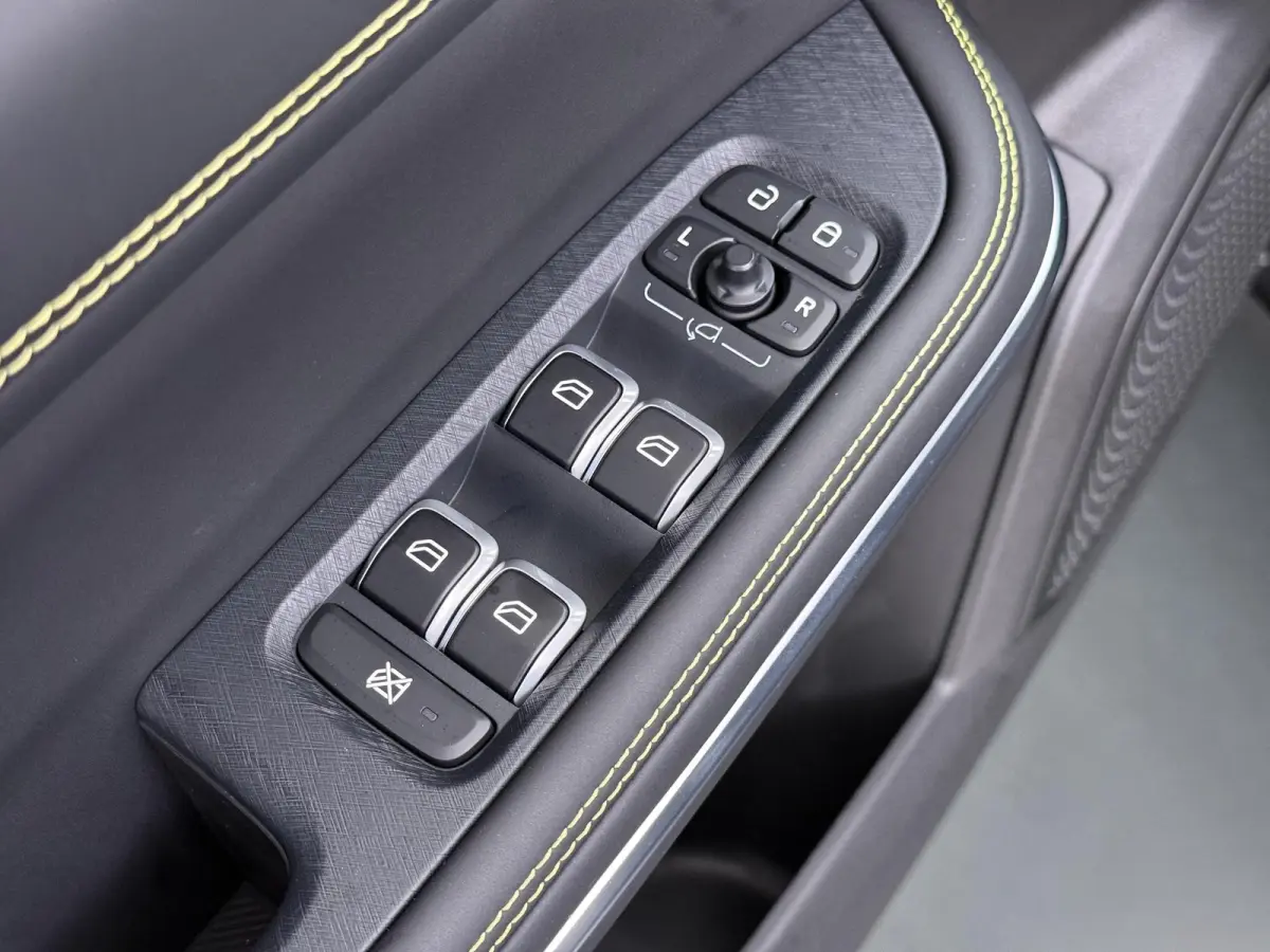 1.5 Core VAN: € 36.900- VOOR: € 33.330,- UW HERFSTVOORDEEL: € 3.570,-  | NIEUW MODEL! | FABRIEKSGARANTIE T/M 2030! | CAMERA| STOELVERWARMING| APPLE CARPLAY| ADAPTIVE CRUISE CONTROL|