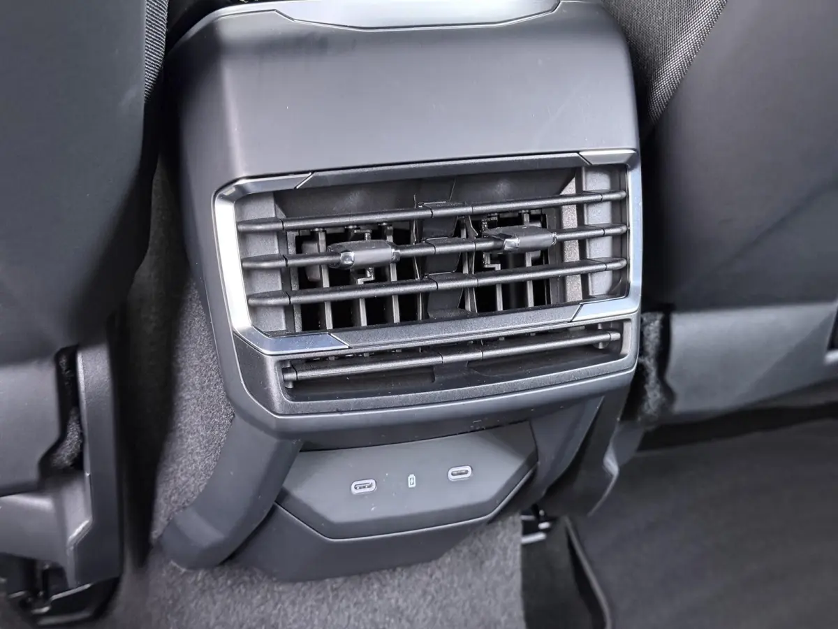 1.5 Core VAN: € 36.900- VOOR: € 33.330,- UW HERFSTVOORDEEL: € 3.570,-  | NIEUW MODEL! | FABRIEKSGARANTIE T/M 2030! | CAMERA| STOELVERWARMING| APPLE CARPLAY| ADAPTIVE CRUISE CONTROL|