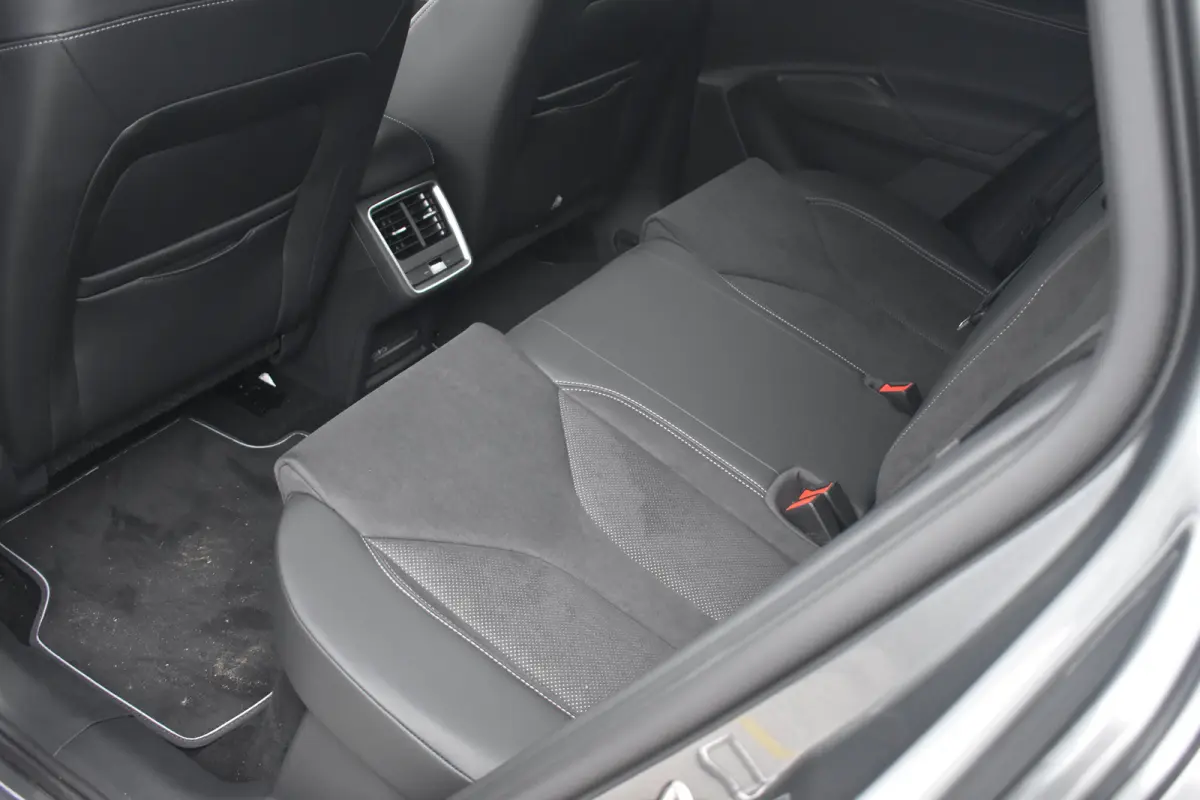 Sportline | Chrome interieur accenten | Driving mode select | LED interieurverlichting inclusief sfeerverlichting