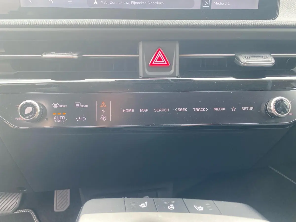 Light Edition 63 kWh | VOORRAAD VOORDEEL NU €42.950,- | Direct leverbaar | Stoel+Stuur verwarming | Climate control | Navigatie | Parkeer camera achter | Parkeer sensoren voor en achter