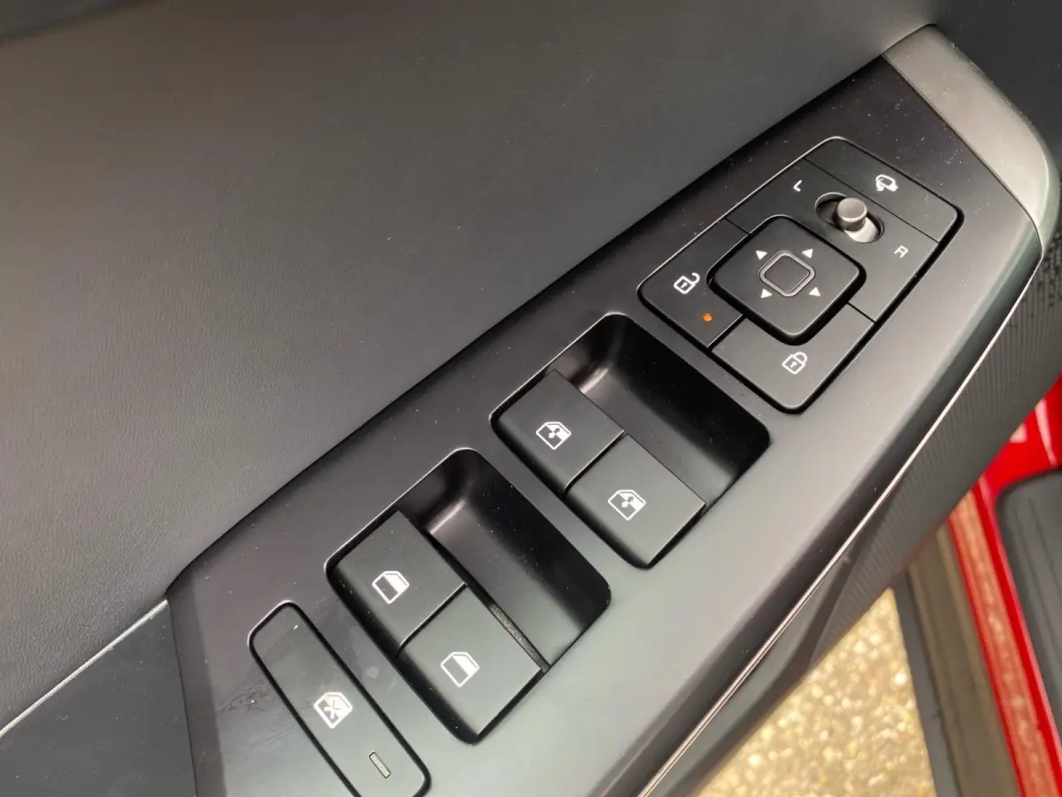 Light Edition 63 kWh | VOORRAAD VOORDEEL NU €42.950,- | Direct leverbaar | Stoel+Stuur verwarming | Climate control | Navigatie | Parkeer camera achter | Parkeer sensoren voor en achter