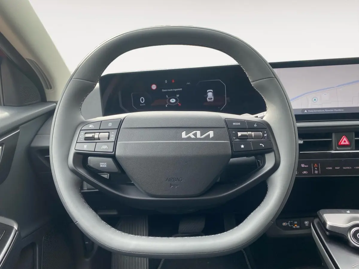 Light Edition 63 kWh | VOORRAAD VOORDEEL NU €42.950,- | Direct leverbaar | Stoel+Stuur verwarming | Climate control | Navigatie | Parkeer camera achter | Parkeer sensoren voor en achter