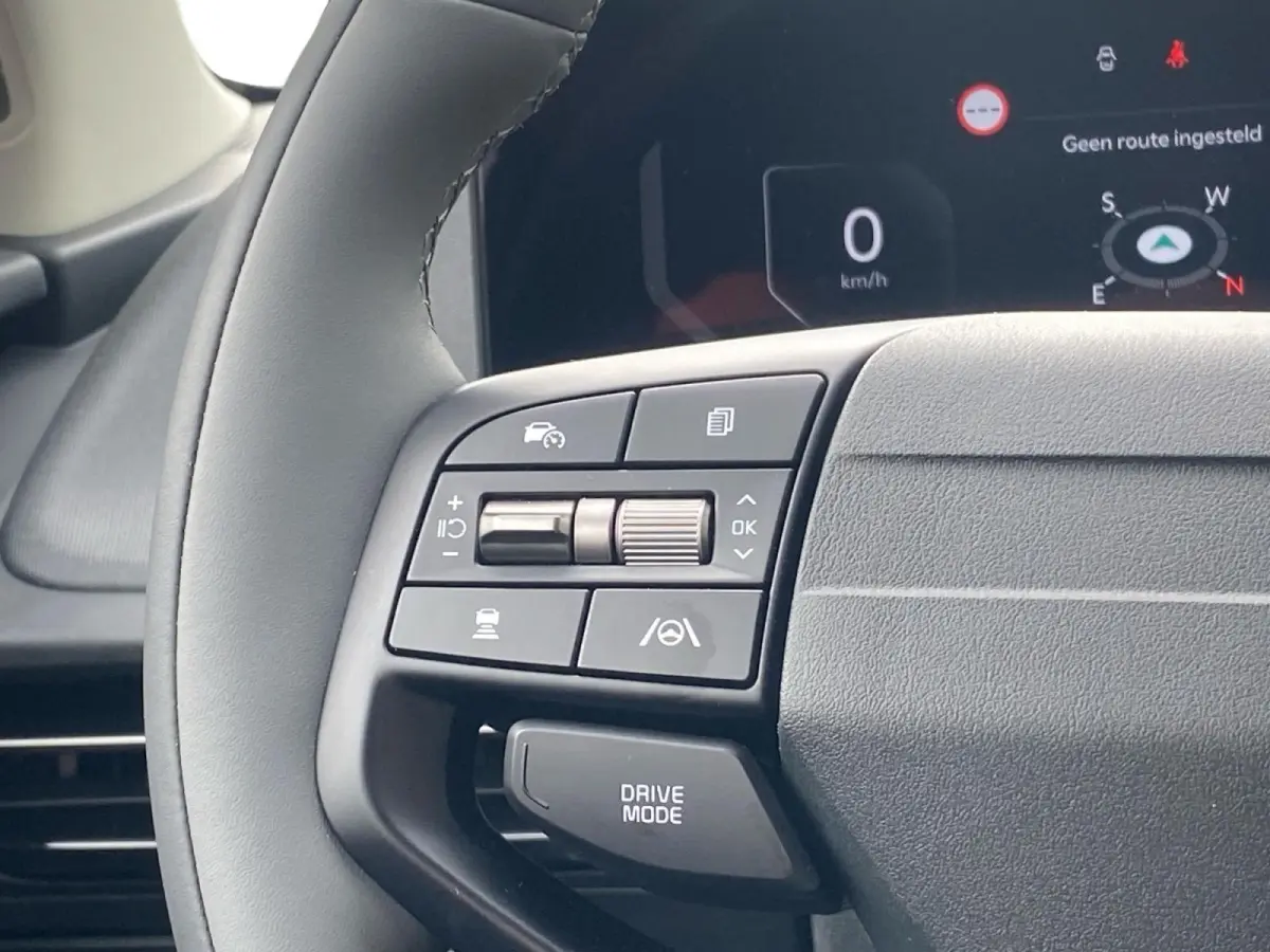 Light Edition 63 kWh | VOORRAAD VOORDEEL NU €42.950,- | Direct leverbaar | Stoel+Stuur verwarming | Climate control | Navigatie | Parkeer camera achter | Parkeer sensoren voor en achter