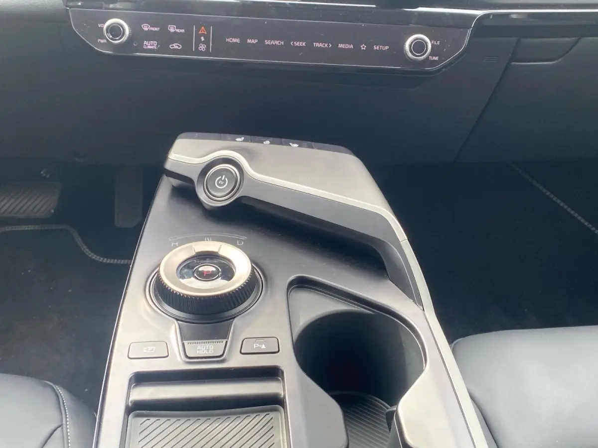 Light Edition 63 kWh | VOORRAAD VOORDEEL NU €42.950,- | Direct leverbaar | Stoel+Stuur verwarming | Climate control | Navigatie | Parkeer camera achter | Parkeer sensoren voor en achter