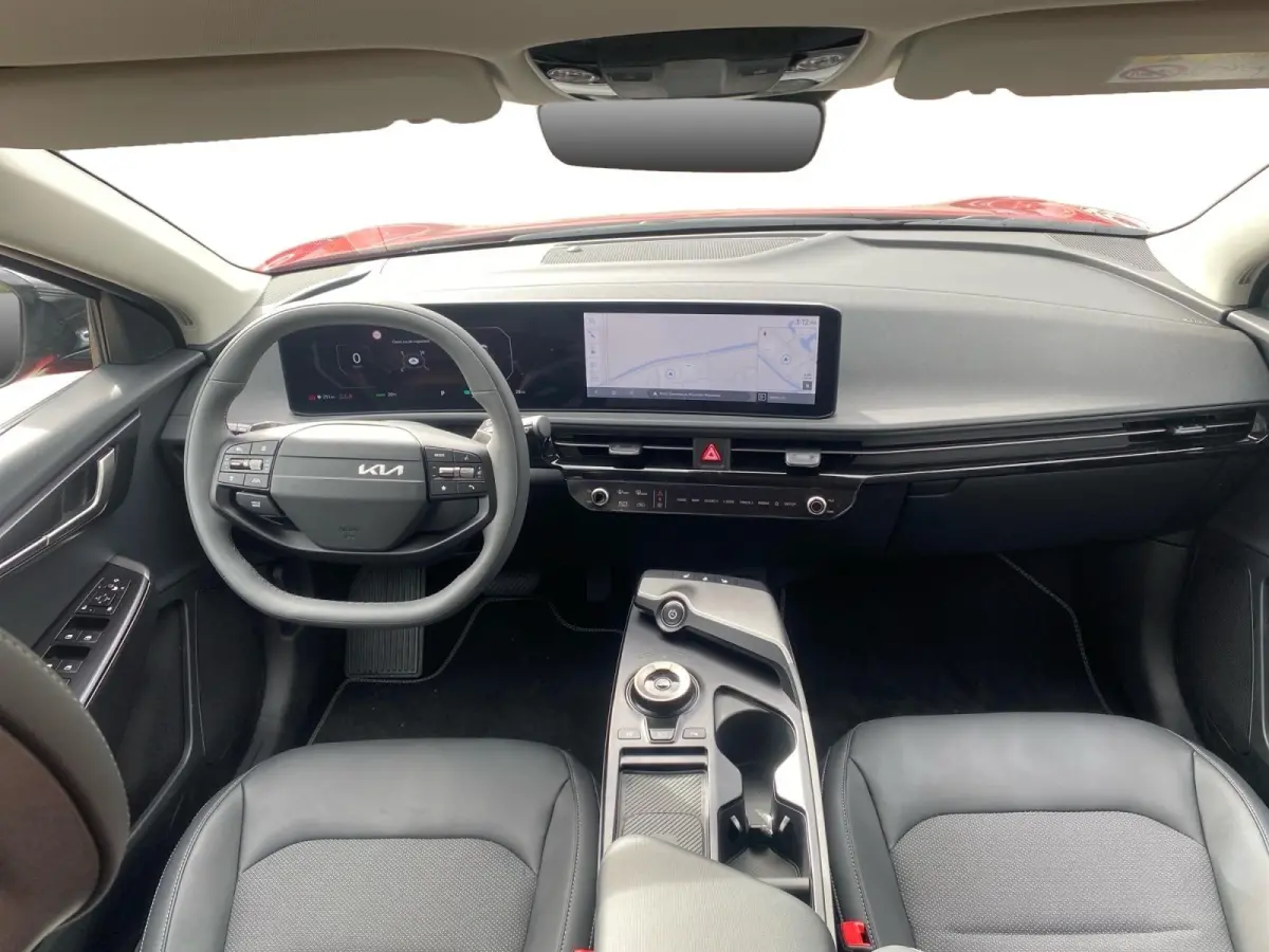 Light Edition 63 kWh | VOORRAAD VOORDEEL NU €42.950,- | Direct leverbaar | Stoel+Stuur verwarming | Climate control | Navigatie | Parkeer camera achter | Parkeer sensoren voor en achter