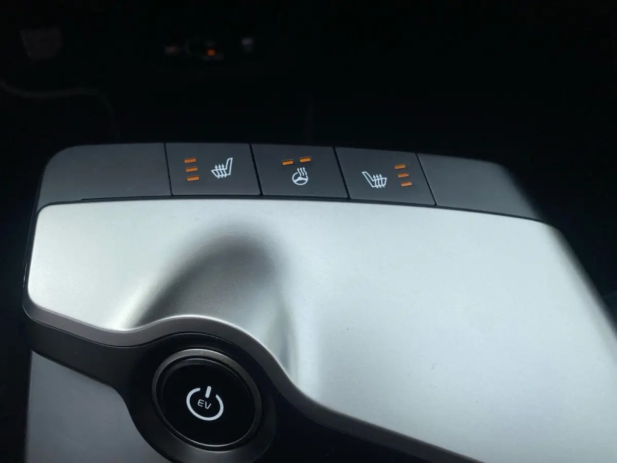 Light Edition 63 kWh | VOORRAAD VOORDEEL NU €42.950,- | Direct leverbaar | Stoel+Stuur verwarming | Climate control | Navigatie | Parkeer camera achter | Parkeer sensoren voor en achter