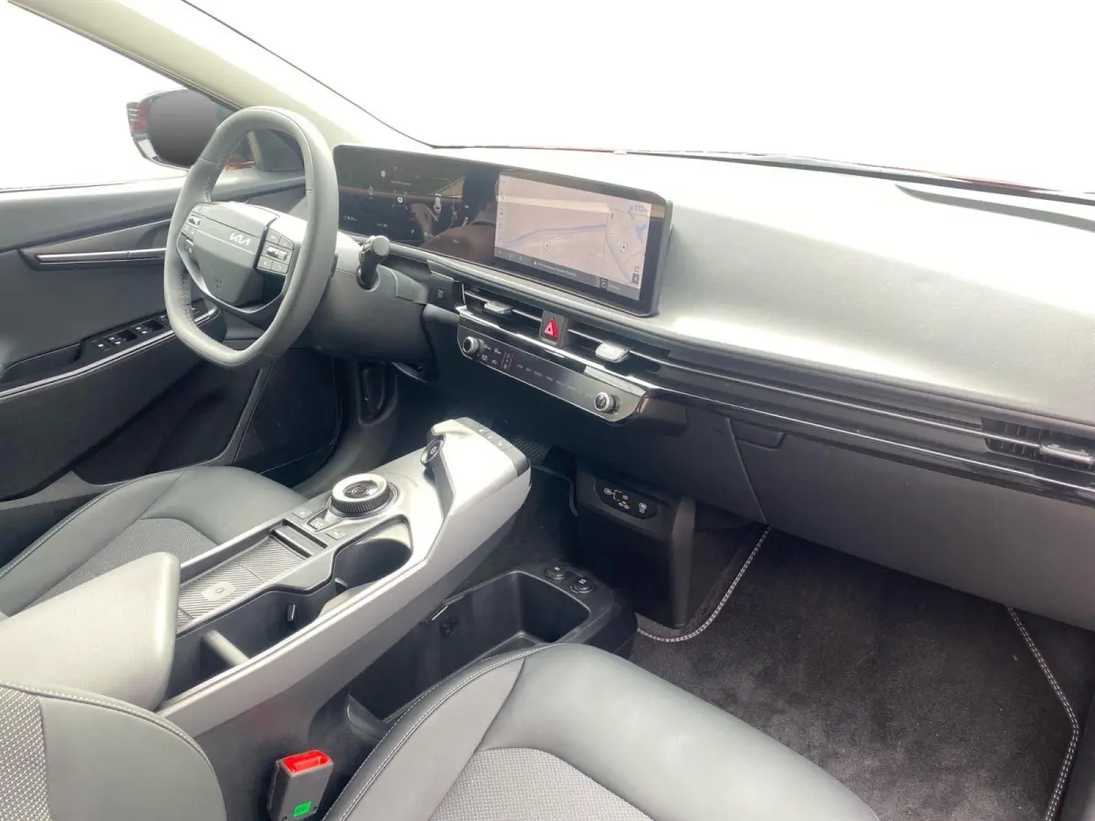 Light Edition 63 kWh | VOORRAAD VOORDEEL NU €42.950,- | Direct leverbaar | Stoel+Stuur verwarming | Climate control | Navigatie | Parkeer camera achter | Parkeer sensoren voor en achter