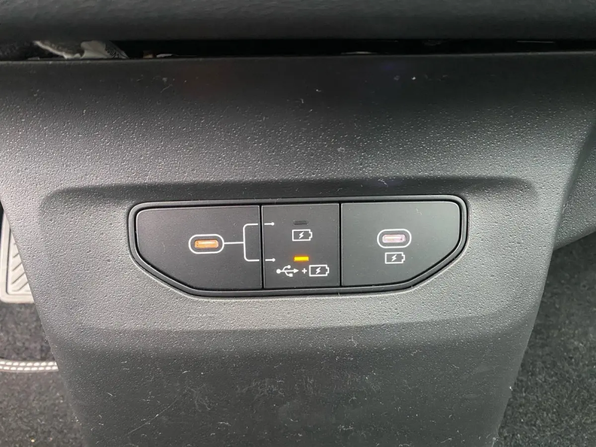 Light Edition 63 kWh | VOORRAAD VOORDEEL NU €42.950,- | Direct leverbaar | Stoel+Stuur verwarming | Climate control | Navigatie | Parkeer camera achter | Parkeer sensoren voor en achter
