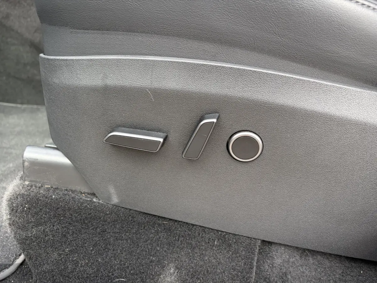 Performance AWD 75 kWh VAN 41.900:,- VOOR:39.877,- UW HERFSTVOORDEEL: 2.023,- | SOH 92% RIJKLAAR GELEVERD | TESLA FABRIEKSGARANTIE TOT 5-2027 OF 80.000 | TESLA GARANTIE ACCU + AANDRIJFLIJN T
