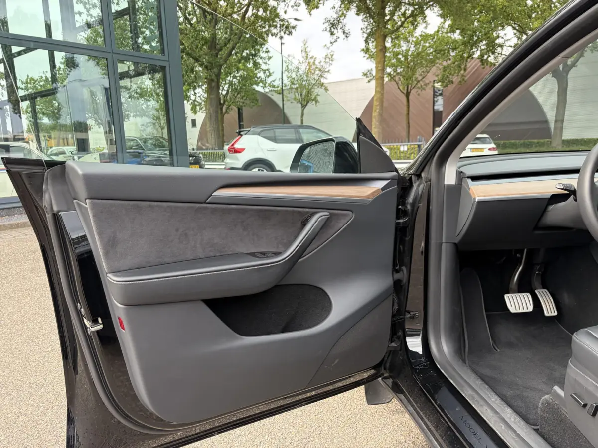 Performance AWD 75 kWh VAN 41.900:,- VOOR:39.877,- UW HERFSTVOORDEEL: 2.023,- | SOH 92% RIJKLAAR GELEVERD | TESLA FABRIEKSGARANTIE TOT 5-2027 OF 80.000 | TESLA GARANTIE ACCU + AANDRIJFLIJN T