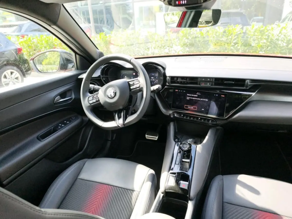 Elettrica Speciale 54 kWh | 97% SOH | Carplay | Clima | Adaptieve cruise | Camera | Stoelverwarming | Elektrische stoel | Parkeersenoren Voor en Achter