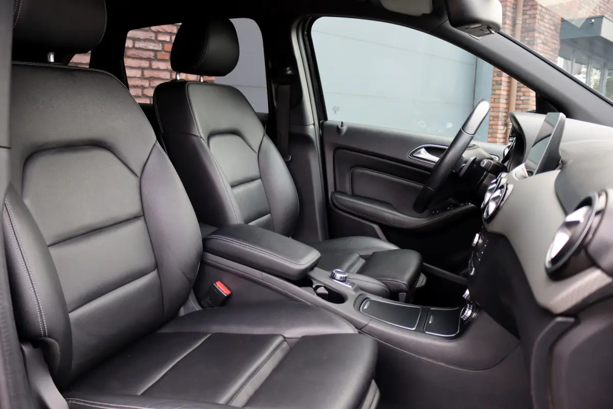 180 Automaat | Dealer Onderhouden | Leder | Trekhaak | High Perf. LED | Regensensor | Cruise Control | Privacy Glas | Navigatie |