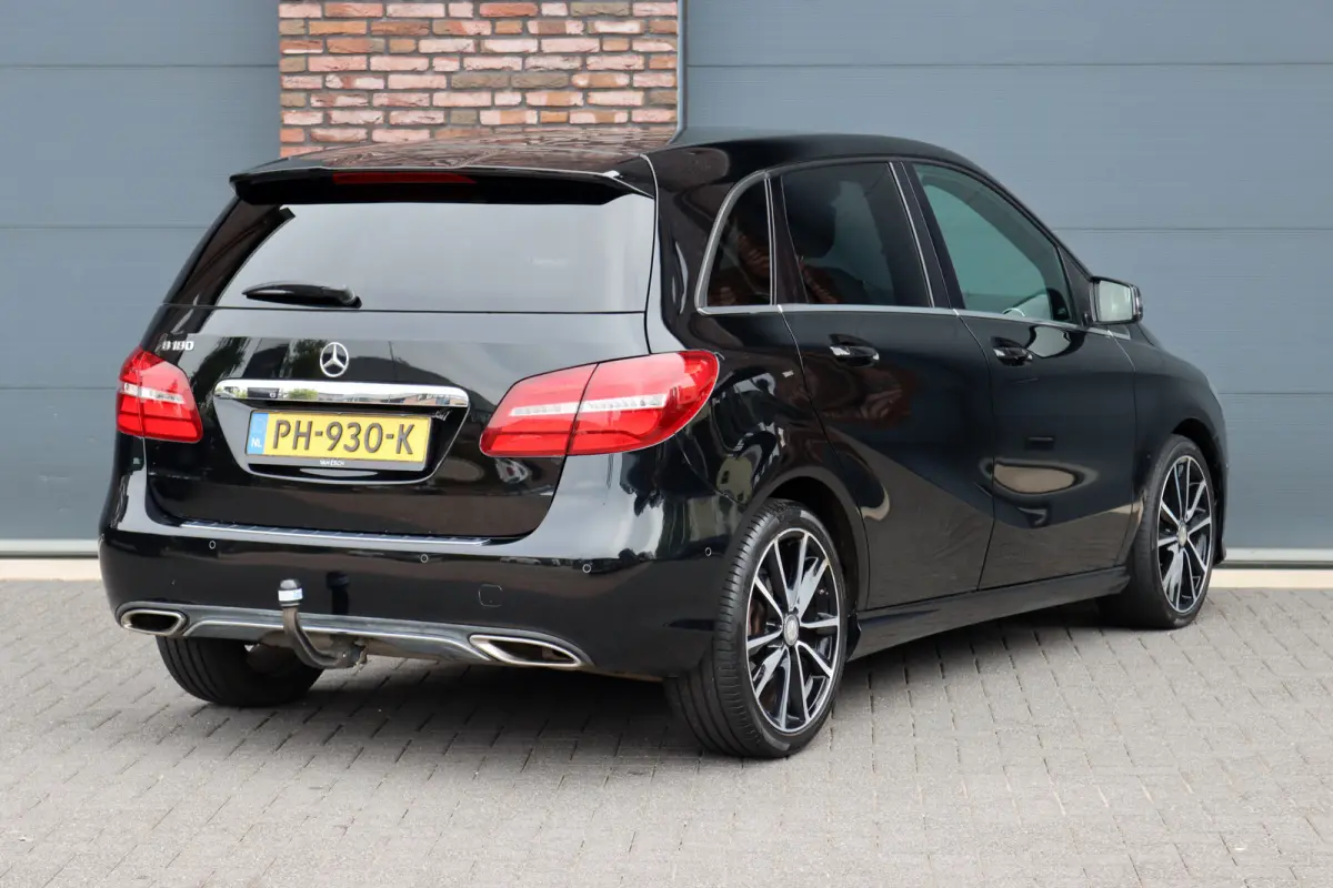 180 Automaat | Dealer Onderhouden | Leder | Trekhaak | High Perf. LED | Regensensor | Cruise Control | Privacy Glas | Navigatie |