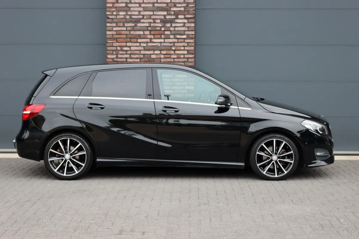 180 Automaat | Dealer Onderhouden | Leder | Trekhaak | High Perf. LED | Regensensor | Cruise Control | Privacy Glas | Navigatie |