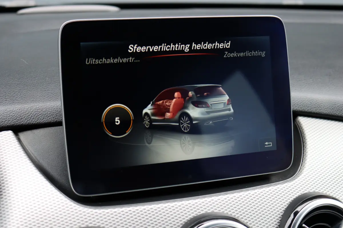 180 Automaat | Dealer Onderhouden | Leder | Trekhaak | High Perf. LED | Regensensor | Cruise Control | Privacy Glas | Navigatie |