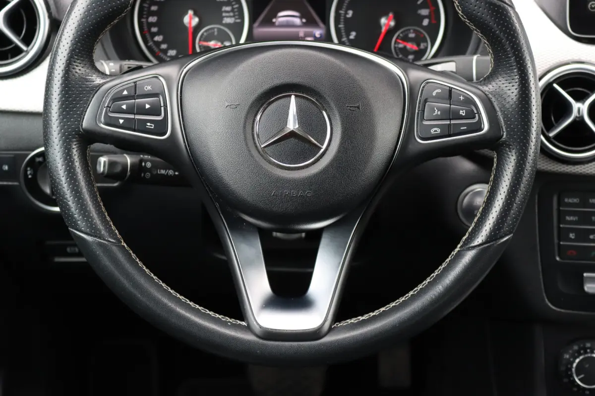 180 Automaat | Dealer Onderhouden | Leder | Trekhaak | High Perf. LED | Regensensor | Cruise Control | Privacy Glas | Navigatie |