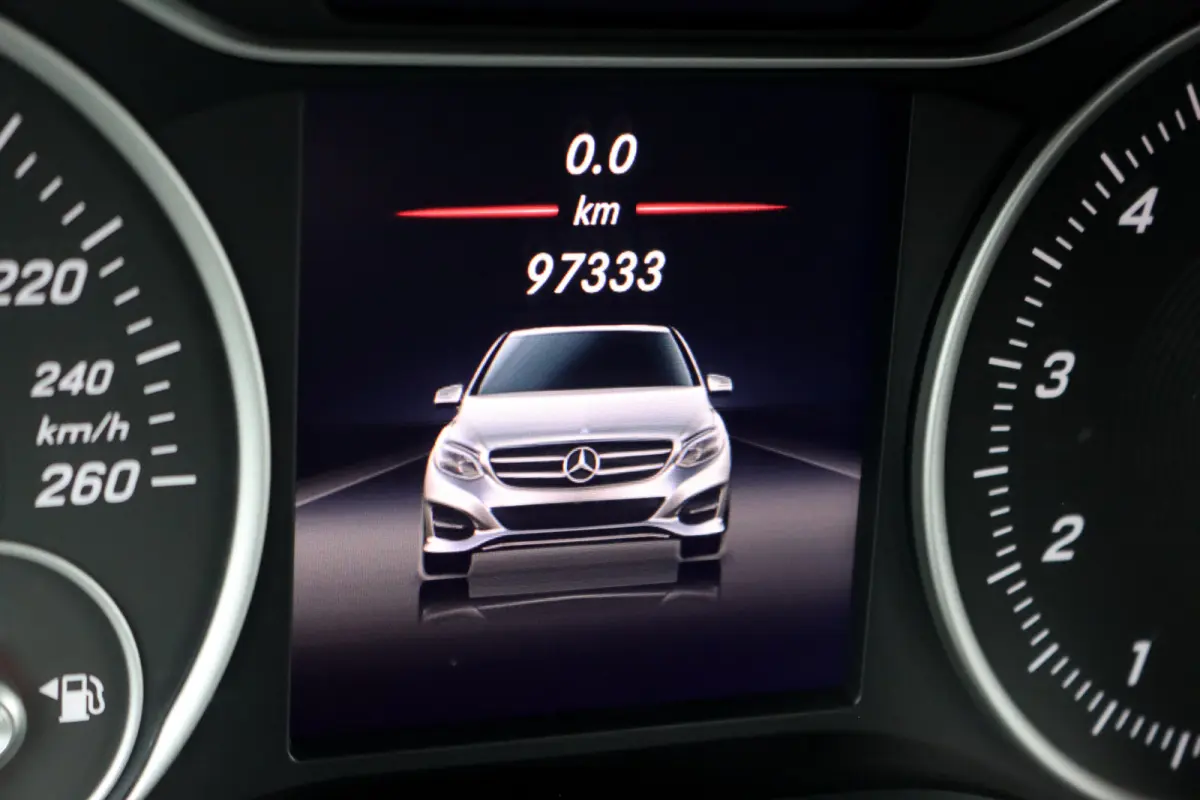 180 Automaat | Dealer Onderhouden | Leder | Trekhaak | High Perf. LED | Regensensor | Cruise Control | Privacy Glas | Navigatie |