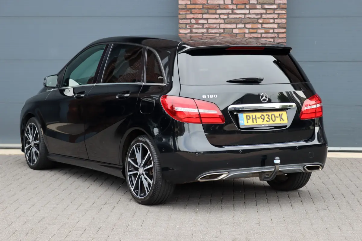 180 Automaat | Dealer Onderhouden | Leder | Trekhaak | High Perf. LED | Regensensor | Cruise Control | Privacy Glas | Navigatie |