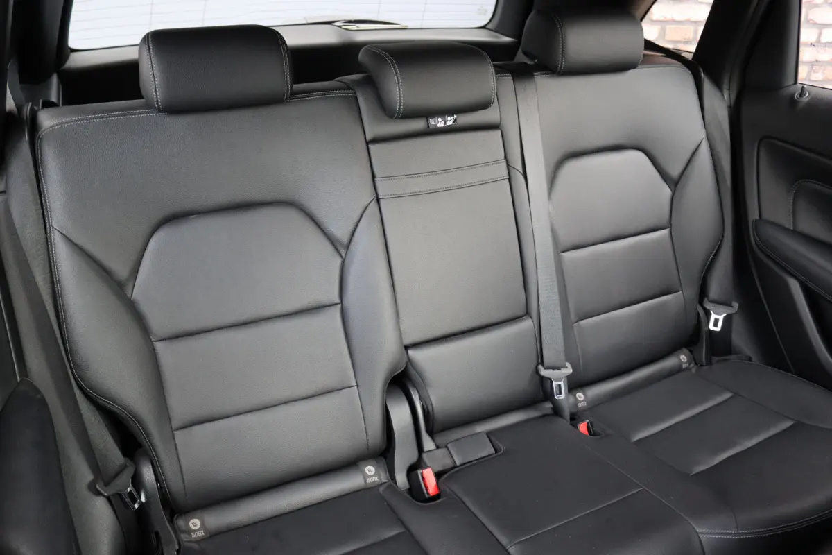180 Automaat | Dealer Onderhouden | Leder | Trekhaak | High Perf. LED | Regensensor | Cruise Control | Privacy Glas | Navigatie |