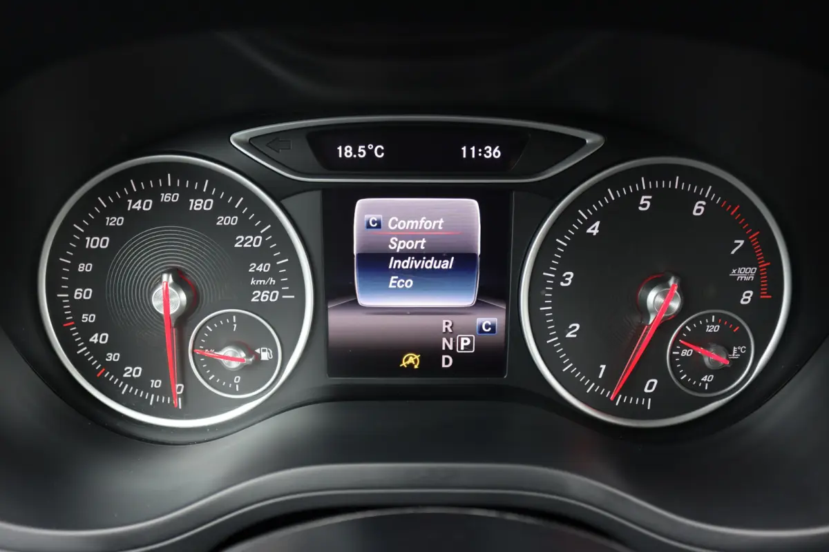 180 Automaat | Dealer Onderhouden | Leder | Trekhaak | High Perf. LED | Regensensor | Cruise Control | Privacy Glas | Navigatie |