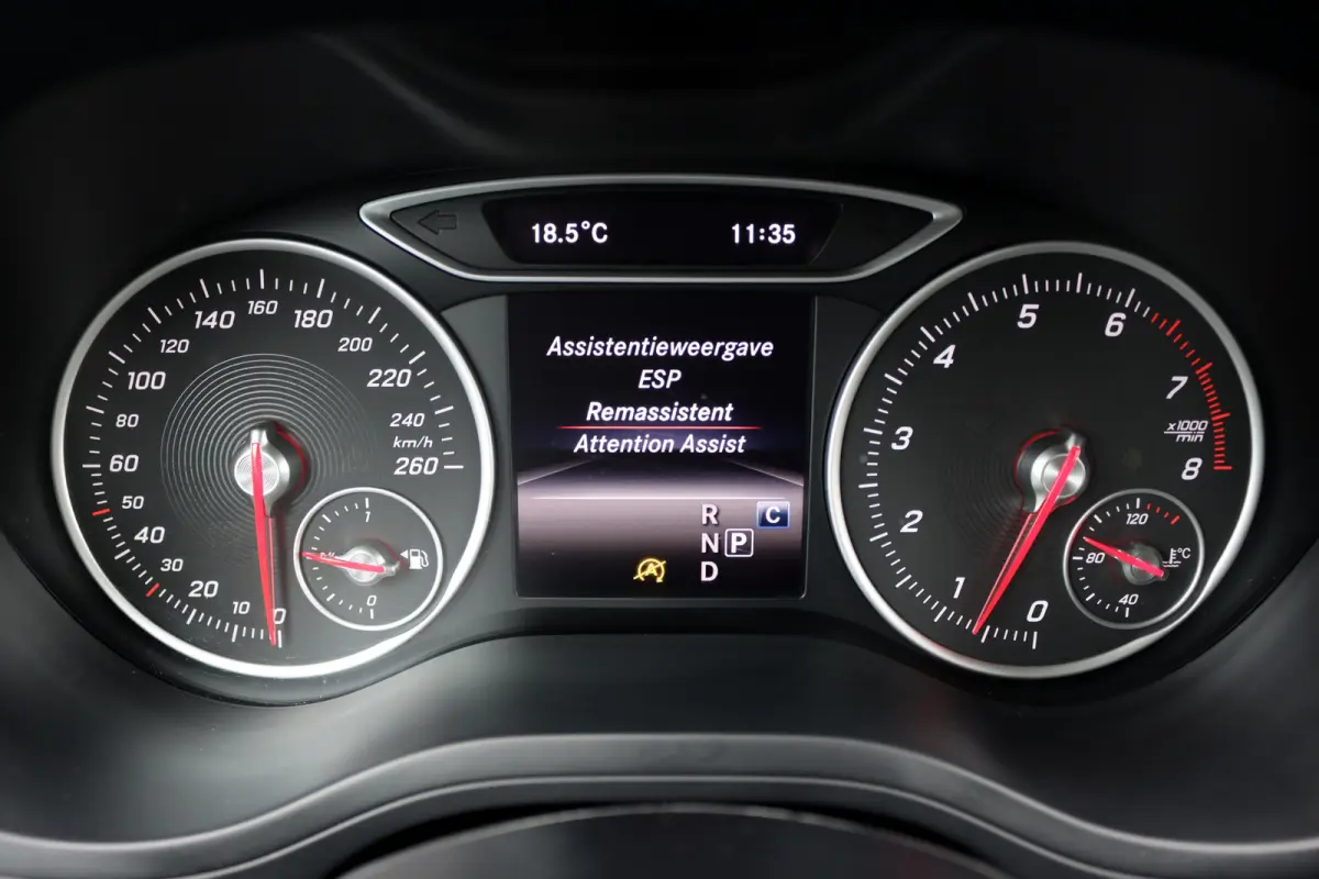 180 Automaat | Dealer Onderhouden | Leder | Trekhaak | High Perf. LED | Regensensor | Cruise Control | Privacy Glas | Navigatie |