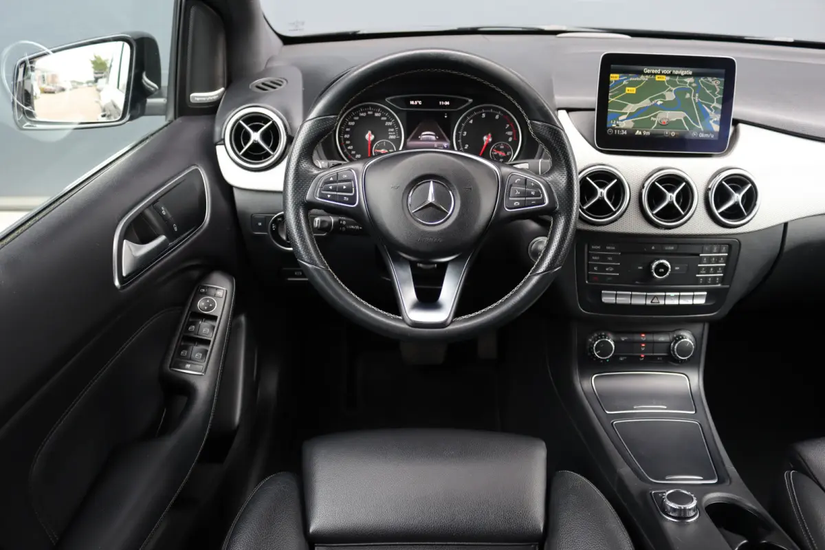 180 Automaat | Dealer Onderhouden | Leder | Trekhaak | High Perf. LED | Regensensor | Cruise Control | Privacy Glas | Navigatie |