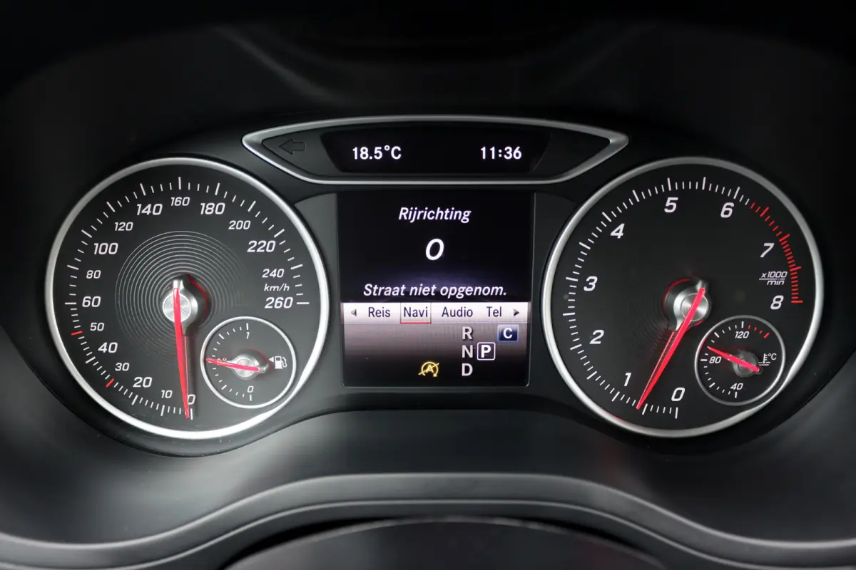 180 Automaat | Dealer Onderhouden | Leder | Trekhaak | High Perf. LED | Regensensor | Cruise Control | Privacy Glas | Navigatie |