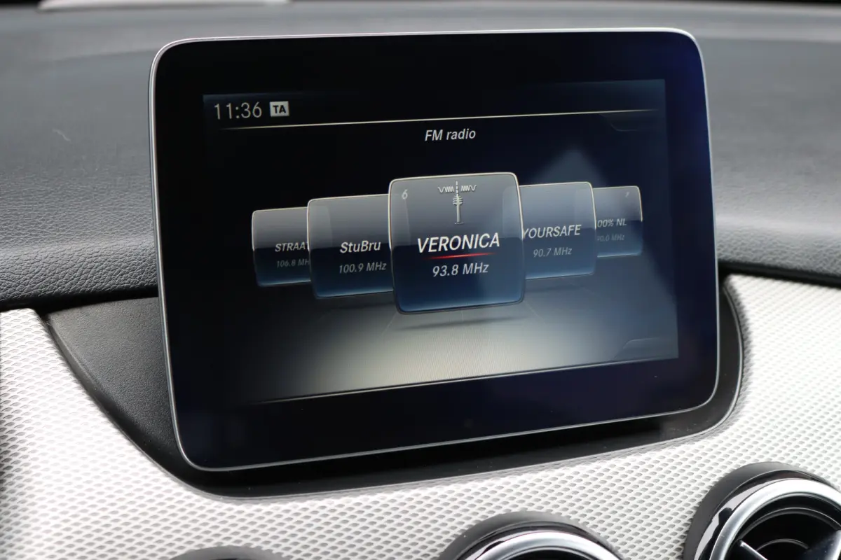 180 Automaat | Dealer Onderhouden | Leder | Trekhaak | High Perf. LED | Regensensor | Cruise Control | Privacy Glas | Navigatie |