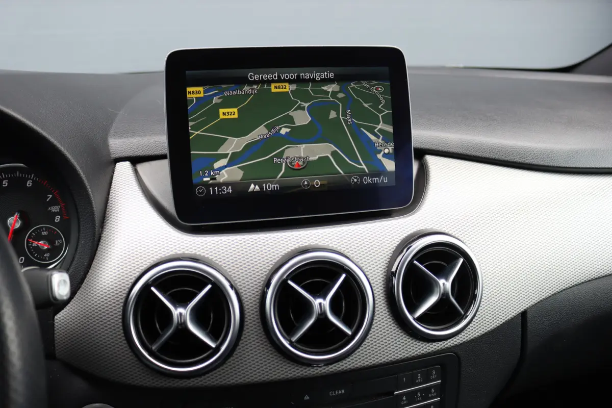 180 Automaat | Dealer Onderhouden | Leder | Trekhaak | High Perf. LED | Regensensor | Cruise Control | Privacy Glas | Navigatie |
