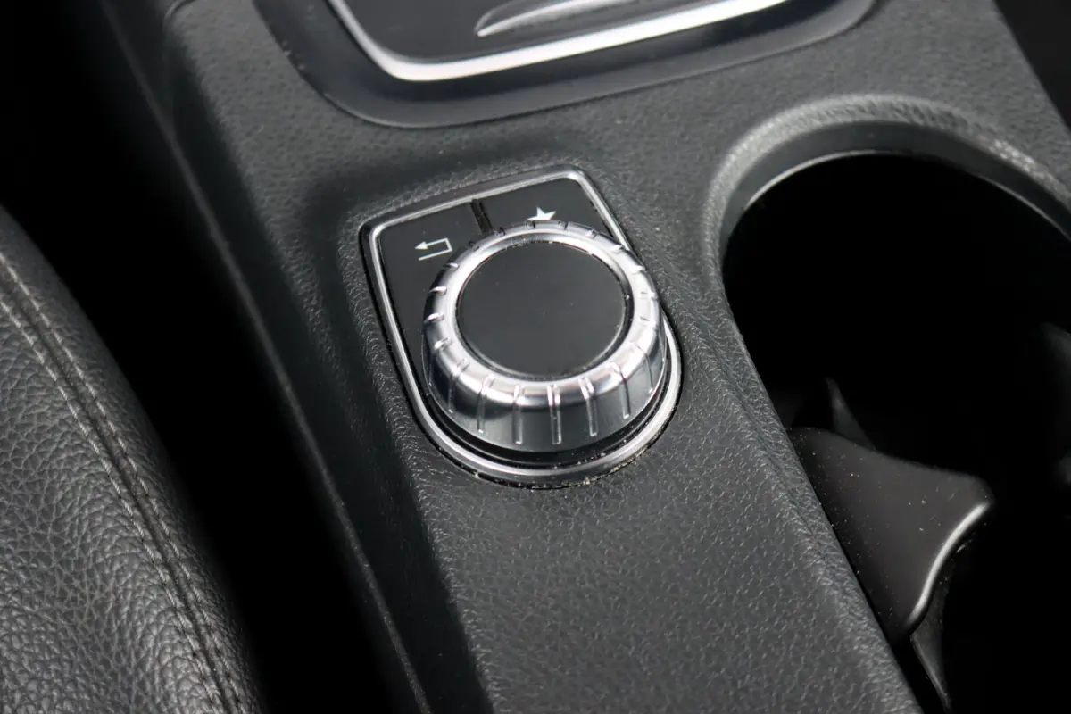 180 Automaat | Dealer Onderhouden | Leder | Trekhaak | High Perf. LED | Regensensor | Cruise Control | Privacy Glas | Navigatie |