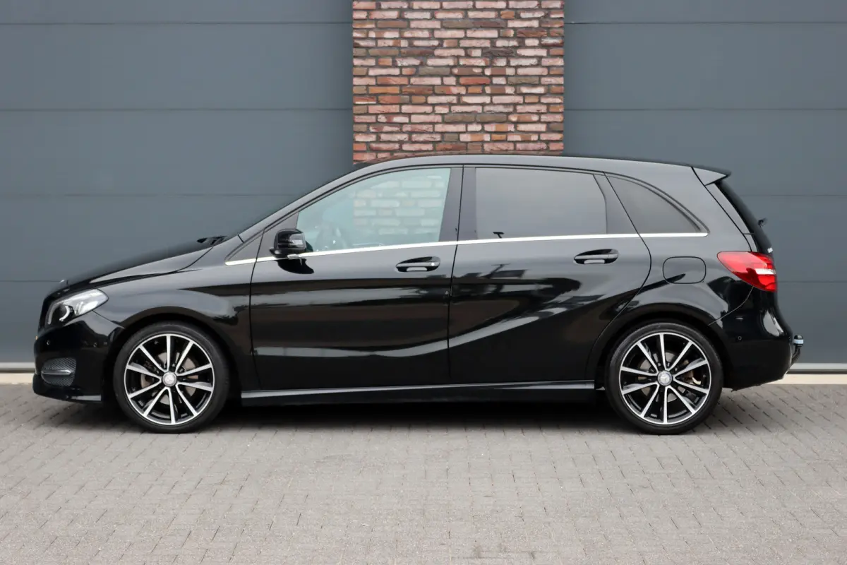 180 Automaat | Dealer Onderhouden | Leder | Trekhaak | High Perf. LED | Regensensor | Cruise Control | Privacy Glas | Navigatie |