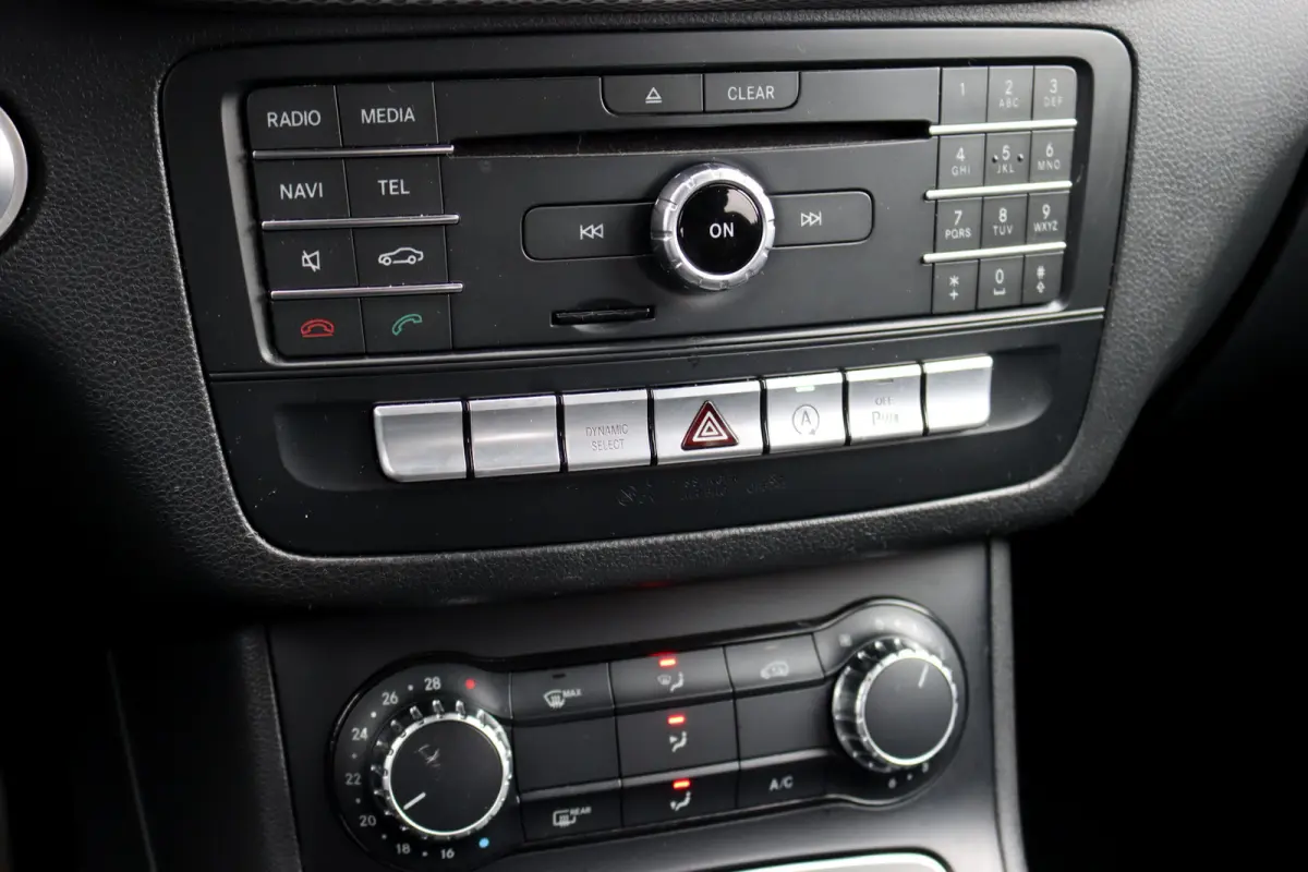 180 Automaat | Dealer Onderhouden | Leder | Trekhaak | High Perf. LED | Regensensor | Cruise Control | Privacy Glas | Navigatie |