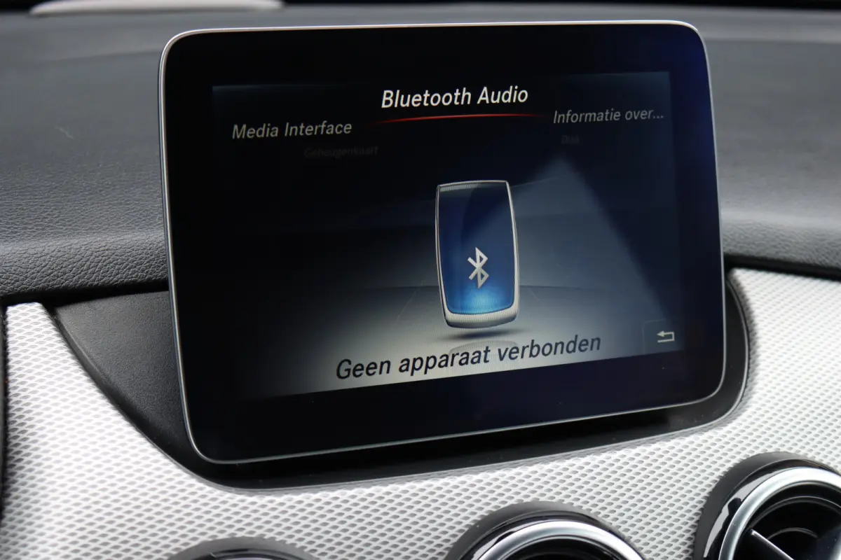 180 Automaat | Dealer Onderhouden | Leder | Trekhaak | High Perf. LED | Regensensor | Cruise Control | Privacy Glas | Navigatie |