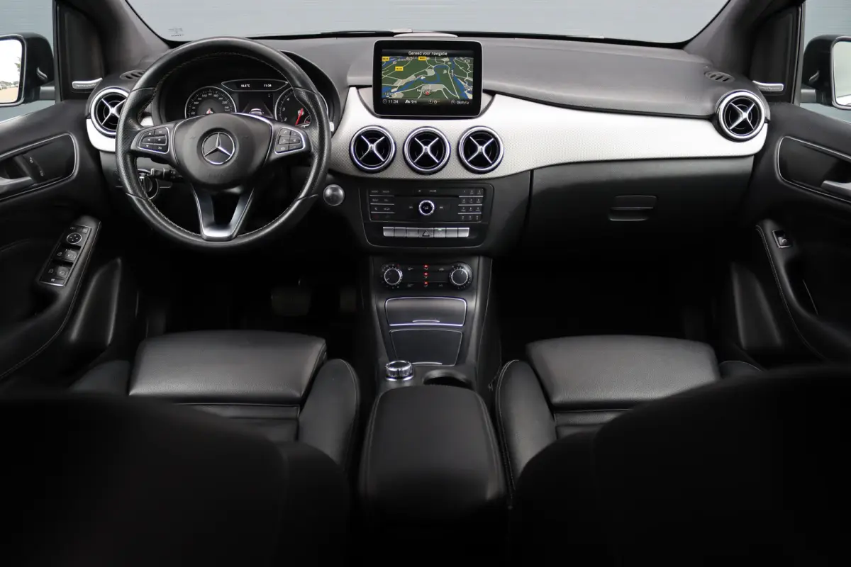 180 Automaat | Dealer Onderhouden | Leder | Trekhaak | High Perf. LED | Regensensor | Cruise Control | Privacy Glas | Navigatie |